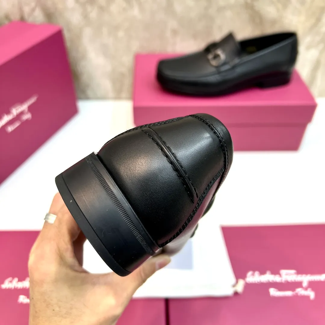 Original quality P780 Brand: Ferragamo Standard size: Men's size 39–44 (38.45 can be customized) Grade: Same style as the official website High-quality men's shoes Material: Customized first-layer calfskin with water-dyed cowhide lining Cowhide tiptoe Original non-slip and wear-resistant rubber outsole Style category: Men's formal business leather shoes are young and fashionable European and American trends British style Casual matching and comfortable feet Color: actual picture